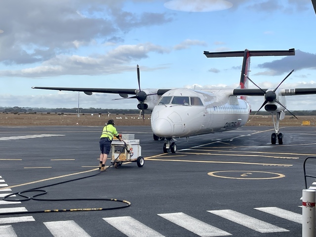 Qantas chooses faster, bigger Q400 for regional routes, including ...