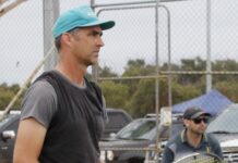 Hardy souls take to tennis courts out west of Kangaroo Island