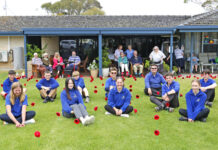 Kingscote students help Carnarvon residents plant poppies for Remembrance Day