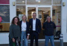 Premier discusses ongoing impacts of algal bloom with Victor Harbor businesses