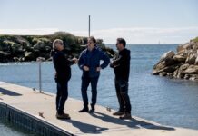 State opposition leader visits KI to hear about algal bloom impacts
