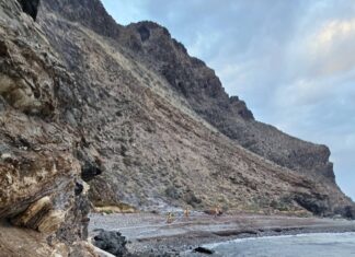 Fire crews run 200m of hose to Second Valley ‘strange’ seaweed fire